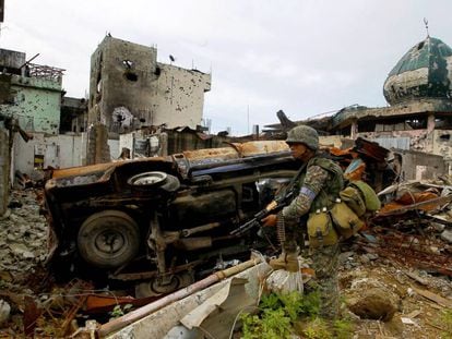 Un soldado filipino en la ciudad de Marawi, donde combaten al Estado Isl&aacute;mico, a mediados de septiembre