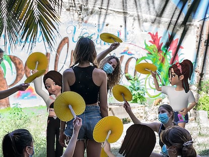 Taller de mascarada, de Xirou Xiao, en el espacio La Palmera de Vallecas.