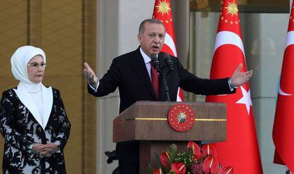 El presidente turco Recep Tayyip Erdogan, junto a su esposa, en la ceremonia de este lunes en Ankara, Turquía. 