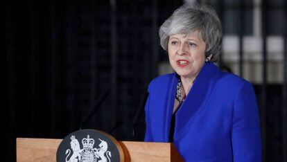 Theresa May ante la prensa en Downing Street tras superar la moción de censura.