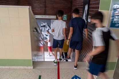 Alumnos en un colegio público de Huelva, en mayo.