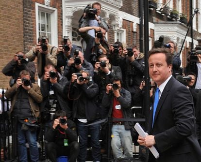 El líder de los conservadores, David Cameron, es fotografiado a la entrada de la rueda de prensa, donde ha obrecido a los liberales un acuerdo para formar gobierno.