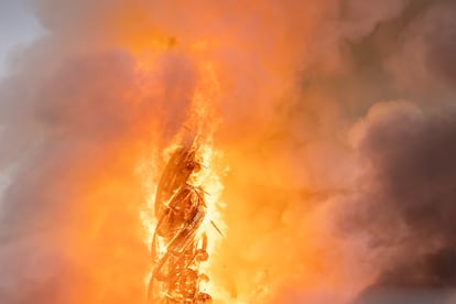 El chapitel del edificio de la Bolsa de Copenhague arde a causa del incendio ocurrido este martes.