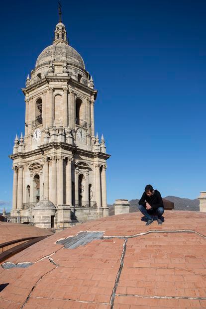 Juan Manuel Sánchez La Chica sobre el tejado de la catedral, el 23 de noviembre.