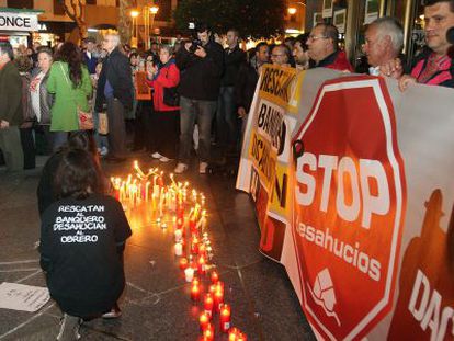 Concentraci&oacute;n en C&oacute;rdoba de la plataforma Stop Desahucios tras el suicidio de Francisco Jos&eacute; Lema.