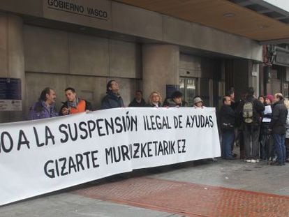 Un grupo de personas protestan en diciembre de 2010 ante la sede del Gobierno en Bilbao por el recorte de ayudas sociales.