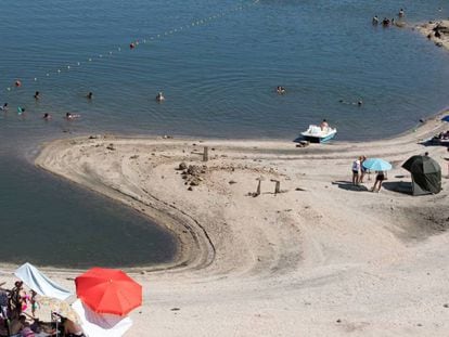 Bañistas en el pantano de San Juan (Madrid). Víctor Sainz