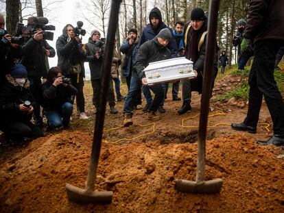 Funeral del hijo de una migrante, que perdió a su bebé al cruzar la frontera europea. El enterramiento se celebró el martes 23 de noviembre en Bohoniki, en el este de Polonia, cerca de la frontera con Bielorrusia.