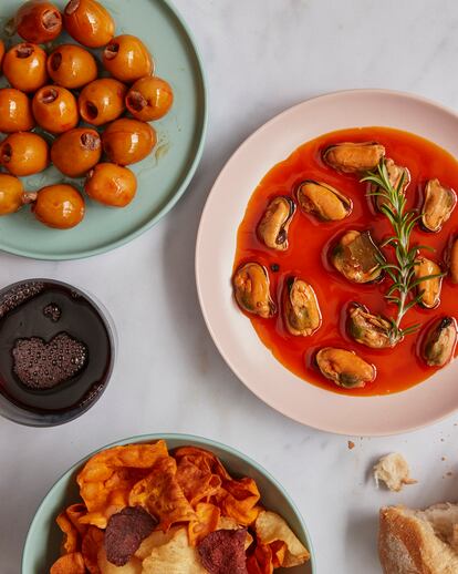 Aceitunas de rellenas de anchoa y mejillones en escabeche caseros.