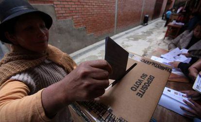 Una mujer vota el pasado domingo en la región de La Paz.