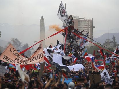 Manifestantes suben al monumento al general Baquedano durante una protesta, el 25 de octubre de 2019, en Santiago.