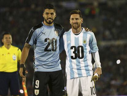 Su&aacute;rez y Messi, en la noche del estadio Centenario, forman el 2030 con sus camisetas.