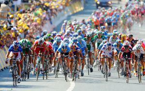 El pelotón disputa la victoria al 'sprint' durante una etapa del pasado Tour de Francia.