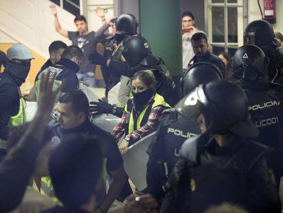 Agentes de la Policía Nacional incautan las urnas en el colegio Ramón Llull de Barcelona.  