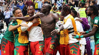 Lusail (Qatar), 02/12/2022.- Players of Cameroon celebrate the 1-0 goal by Vincent Aboubaker during the FIFA World Cup 2022 group G soccer match between Cameroon and Brazil at Lusail Stadium in Lusail, Qatar, 02 December 2022. (Mundial de Fútbol, Brasil, Camerún, Estados Unidos, Catar) EFE/EPA/Ali Haider
