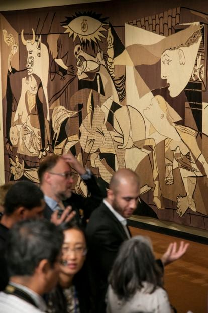 La ONU explicaba en su web esta copia del Guernica, autorizada por Picasso, como "una protesta artística contra las atrocidades republicanas que se cometieron durante la Guerra civil española", hasta que lo corrigió y emitió una nota pidiendo perdón por el error. | 