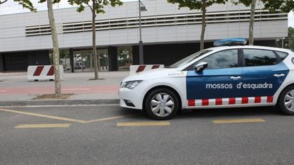 Un coche de los Mossos d'Esquadra frente a la comisaría de Cambrils, en una imagen de archivo.