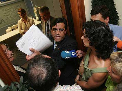 Miguel Barranca y los diputados socialistas, durante la discusión a la puerta de Ciegsa.