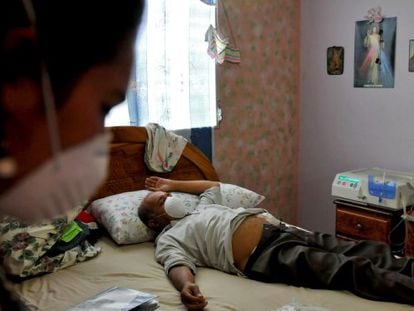 Adolfo Nieto, uno de los afectados por la glicerina industrial, durante una sesi&oacute;n de di&aacute;lisis en su casa, en julio de 2008