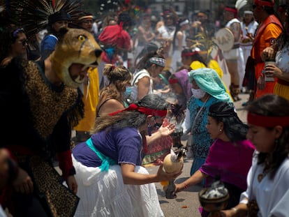 Danzantes participan en una ceremonia el 17 de mayo en el Zócalo de Ciudad de México.