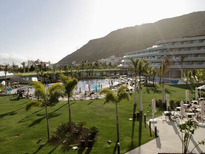 El resort Radisson Blu dispone de 422 habitaciones en torno al bar-piscina.
