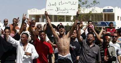 Un grupo de manifestantes lanzan soflamas contra Mubarak a las puertas del hospital donde está ingresado en Sharm el Sheikh.