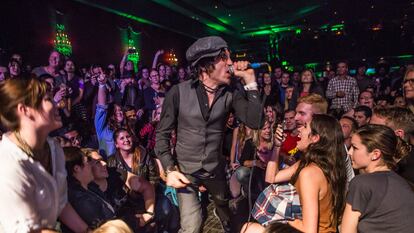 El neoyorquino Jesse Malin actuando en Los Ángeles.