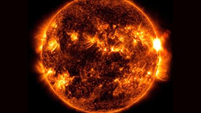 La fulguración solar que se produjo el 5 de agosto, a la derecha.