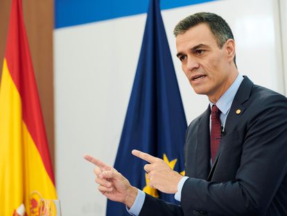 El presidente del Gobierno, Pedro Sánchez, en rueda de prensa tras la cumbre extraordinaria de la UE celebrada en Bruselas, Bélgica.