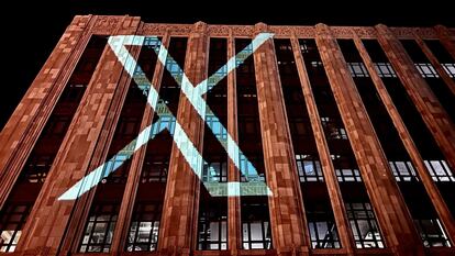 La nueva imagen de Twitter, reflejada en la fachada de su sede central en San Francisco.