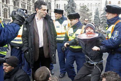 La polic&iacute;a levanta a un activista que protestaba contra los proyectos de ley del Gobierno, hoy en Budapest