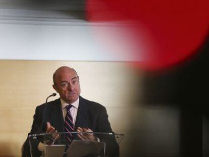 El ministro de Economía descarta dejar su puesto en España hasta que se confirme su elección en Fráncfort, que da por asegurada