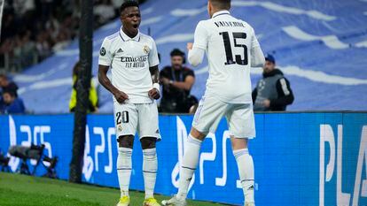 Vinicius y Valverde celebran un gol en la victoria del Real Madrid ante el Celtic este miércoles en el Bernabéu.