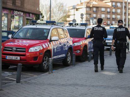 Polic&iacute;as locales de Boadilla patrullan por el municipio.