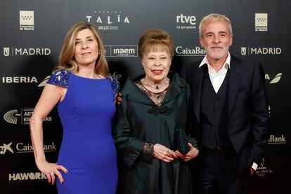 La actriz Gemma Cuervo, con sus hijos Natalia y Fernando Guillén, en la alfombra roja de la I edición de los Premios Talía, el 27 de marzo en el Teatro Español de Madrid. 
