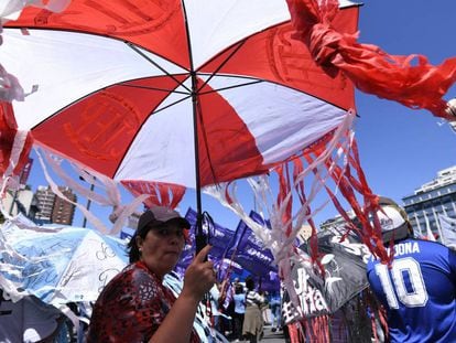 Una manifestante porta un paraguas de la CTEP, una de las organizaciones sociales que marcharon contra Macri en Buenos Aires.