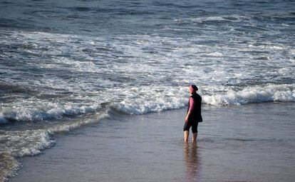 Una mujer con &#039;burkini&#039;, en una playa de Marruecos. 