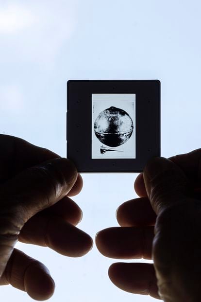 Una diapositiva guardada por Ballester Olmos que muestra una esfera de titanio que cayó en España en 1965 proveniente de un cohete ruso. 