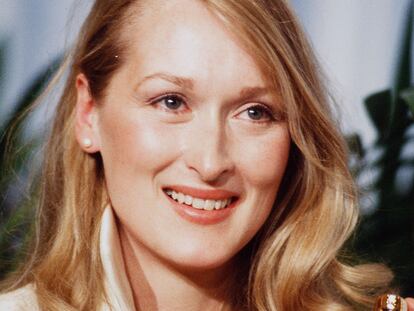 LOS ANGELES,CA - APRIL 14,1980: Actress Meryl Streep poses backstage after winning "Best Supporting Actress" during the 52nd Academy Awards at Dorothy Chandler Pavilion in Los Angeles,California. (Photo by Michael Montfort/Michael Ochs Archives/Getty Images)