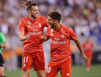 Bale y Asensio, celebran el segundo gol.