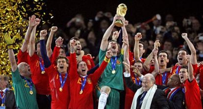 Iker Casillas levanta la copa junto a sus compañeros después de que España se proclamara campeona del mundo en Sudáfrica en 2010.