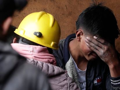 Un minero se lamenta tras las explosiones en las minas de Sutatausa (Colombia), este miércoles.