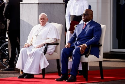 El papa Francisco se sienta junto al presidente de la República Democrática del Congo, Félix Tshisekedi, mientras asiste a la ceremonia de bienvenida en el Palacio de la Nación.