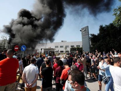 Decenas de trabajadores de Nissan protestan este jueves ante la planta de la compañía en la Zona Franca de Barcelona tras conocerse el cierre de la factoría.