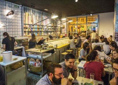 A Laura Losada y Carlos Pinazo, ambos interioristas, les encanta Portugal. La comida, la música, la arquitectura. “Sienten un amor por la tradición que aquí no tenemos. Antes de tirar, remodelan. Te encuentras unos lugares sorprendentes”, dice Losada. En uno de sus viajes surgió la idea de montar un bar de tapas en Valencia que ofreciera una buena selección de las conservas portuguesas que tanto les gustaban. “Empezamos a investigar, pero sin una idea muy firme de hacerlo. Nos dijimos que nos lanzaríamos si aparecía el local”. Y apareció: la pescadería Pepe, donde compraban, cerraba por jubilación del dueño. En La Conservera han sido respetuosos con el local original: han mantenido el mostrador, el pavimento, hasta el cartel de Pescadería Pepe. Todas sus conservas proceden de las fábricas portuenses de Matosinhos, que siguen produciendo de forma tradicional: primero cuecen el pescado y luego lo meten en la lata y lo condimentan. La trucha ahumada, la anguila en escabeche, las sardinas picantes —muy recomendables— y el atún de las Azores con tomillo pueden acompañarse de cerveza Super Bock y/o vinho verde.