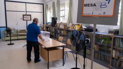 Un operari,o durante los últimos preparativos de un colegio electoral en El Puerto de Santa María, Cádiz.