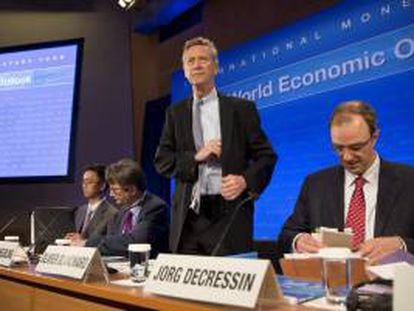 Imagen cedida por el FMI que muestra al economista del Departamento de Investigación del FMI, Abdul Abiad (i), el consejero del departamento de Investigación del FMI, Thomas Helbling (2-i), el economista jefe del Fondo Monetario Internacional (FMI), Olivier Blanchard (2-d), y al experto del Departamento de Investigación del FMI Jorg Decressin (d) dando una rueda de prensa durante la presentación del informe de "Perspectivas Económicas Globales", en Washington, Estados Unidos.