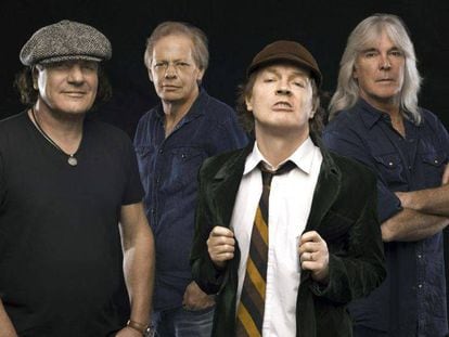 Foto de promoci&oacute;n de AC/DC con el bajista Cliff Williams a la derecha.   