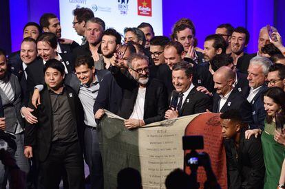 Massimo Bottura (en el centro) celebra su triunfo en la gala 50 Best Restaurant celebrada la noche del lunes en Nueva York. A su izquierda, el chef Joan Roca.
