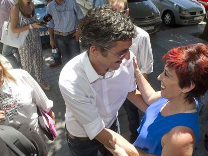 Eduardo Madina saluda ayer a una mujer en Granada.